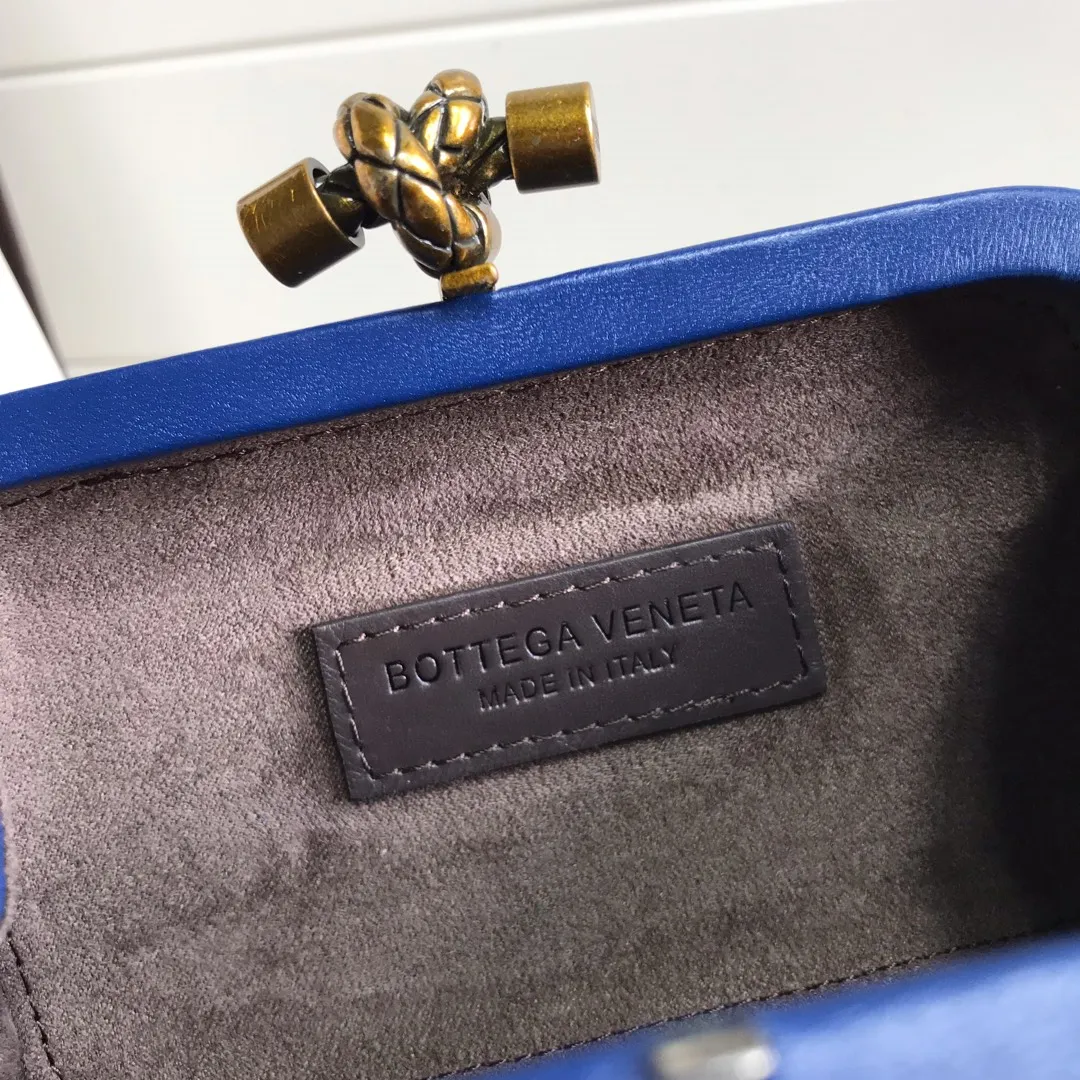 Sheepskin Knot clutch~~~Classic small clutch bag, engraved with the iconic metallic twist buckle. Size: 17cm*10.5cm*6cm MS8651